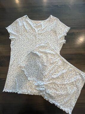 Laura Ashley Pajama Set
Size: Large 
Color: White w/ Purple Flowers